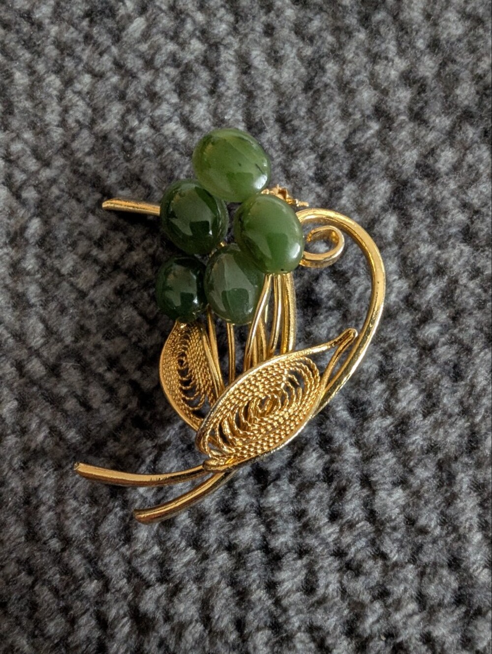 Vintage Gold Tone Filigree Leaf Brooch Green Jade Stone